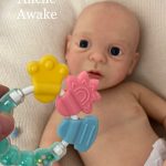 Bebe reborn de silicona modelo Aliche Awake . dollyalive